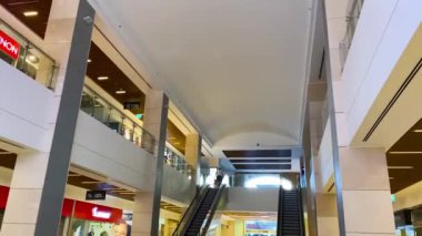 RISHON-LEZION, ISRAEL ŞUBARI 11: Rishon-lezion, ISRAEL 'deki yoğun karantina nedeniyle boş alışveriş merkezi