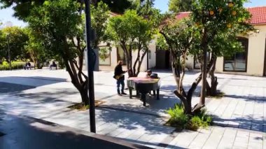 RISHON-LEZION, ISRAEL 11 Şubat 2021: Rishon-lezion, ISRAEL 'de salgın koşullarda sokaklar ve meydanlar