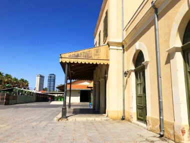 TEL AVIV, ISRAEL - 23 Haziran 2018: Tel Aviv, İsrail 'deki eski tren istasyonundaki rayların genel görünümü
