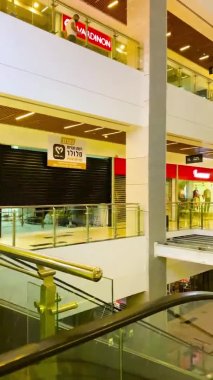 RISHON-LEZION, ISRAEL ŞUBARI 11: Rishon-lezion, ISRAEL 'deki yoğun karantina nedeniyle boş alışveriş merkezi