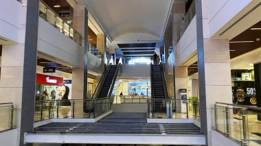 RISHON-LEZION, ISRAEL ŞUBARI 11: Rishon-lezion, ISRAEL 'deki kapalı karantina nedeniyle boş alışveriş merkezi. Yüksek kalite 4k görüntü