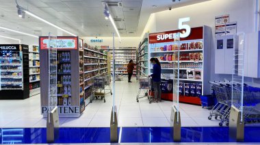 RISHON-LEZION, ISRAEL ŞUBARI 11: Rishon-lezion, ISRAEL 'deki yoğun karantina nedeniyle boş alışveriş merkezi