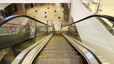 RISHON-LEZION, ISRAEL ŞUBARI 11: Rishon-lezion, ISRAEL 'deki kapalı karantina nedeniyle boş alışveriş merkezi. Yüksek kalite 4k görüntü