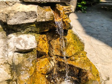 Eski bir ortodoks kilise bahçesinde kaynak suyu.