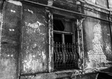 Eski Tiflis mimarisi, bahçe, yaz günü pencereler. Eski tuğla duvar.