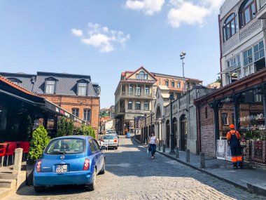 TBILISI, GEORGIA - 10 Temmuz 2018: Yazın eski Tiflis mimarisi, bahçesi, pencereleri, çiçekleri ve yeşil yaprakları.