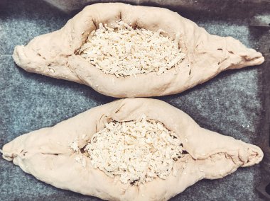 Ajarian khachapuri, yumurtalı Gürcü peynirli turta.