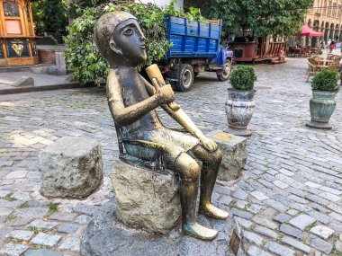 Cobblestone caddeleri ve Tamada Heykeli Tiflis şehrinin merkezinde. Yüksek kalite fotoğraf.