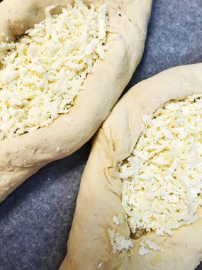 Ajarian khachapuri, yumurtalı Gürcü peynirli turta.