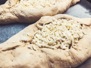 Ajarian khachapuri, yumurtalı Gürcü peynirli turta.