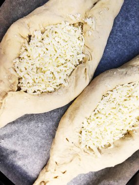 Ajarian khachapuri, yumurtalı Gürcü peynirli turta.