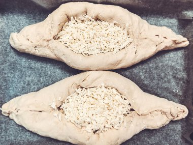 Ajarian khachapuri, yumurtalı Gürcü peynirli turta.