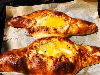 Ajarian khachapuri, yumurtalı Gürcü peynirli turta.