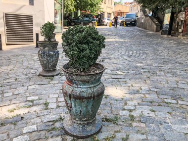 Tiflis şehrinin merkezindeki kaldırım taşı sokakları
