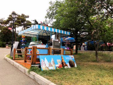 TBILISI, GEORGIA - 22 Temmuz 2018: Füniküler üzerindeki Mtatsminda parkında çekim ve eğlence. Dondurma dükkanı..