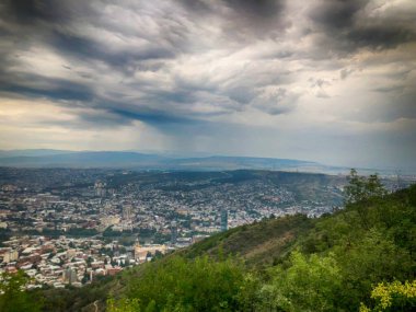 Tiflis 'teki Mtatsminda Parkı' nın tepesinden nefes kesici bir manzara..