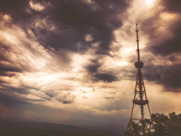 Mtatsminda Parkı Nda Gökyüzü Arka Planındaki Kulesi — Stok fotoğraf
