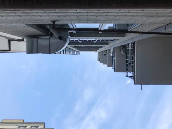 Disparo Edificio Gran Altura Desde Abajo Hacia Arriba Contra Cielo — Foto de Stock