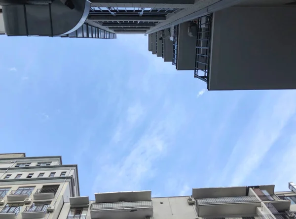 Tiro Edifício Alto Baixo Para Cima Contra Céu — Fotografia de Stock
