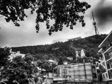 TBILISI, GEORGIA - 22 HAZİRAN 2018 Tiflis 'in eski çeyreğinin nefes kesici görüntüsü, füniküler gökyüzünde gökyüzüne karşı TV kulesi.