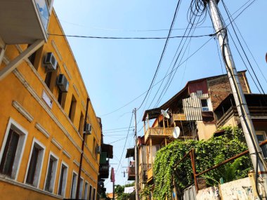 Gürcistan 'ın Tiflis kentinin evleri ve dar sokakları.