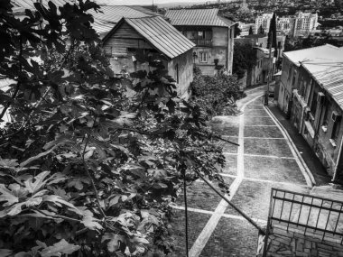 Tiflis 'in eski çeyreğinin nefes kesici manzarası. Şehrin merkezine giden yol..