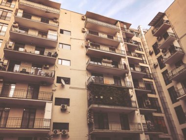 Aşağıdan gökyüzüne doğru yükselen bir binanın görüntüsü..