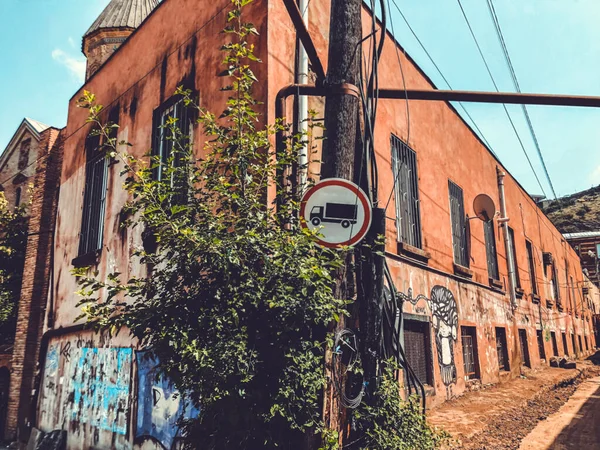 TBILISI, GEORGIA - 10 de julio de 2018: Casas y calles estrechas de la ciudad vieja de Tiflis, Georgia —  Fotos de Stock