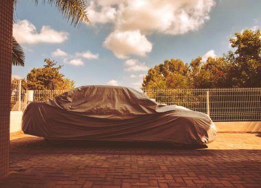 Korumalı bir koruma altında araba sokağa park edilmiş..