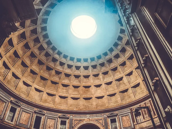 Рим, Италия 21 июля 2018 года: Римская архитектура и вид на город в Риме, Италия — стоковое фото