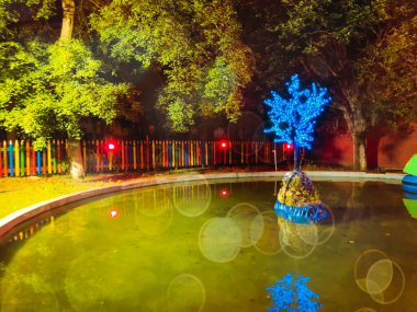 Gece vakti Mtatsminda Park Çeşmesi. Tiflis 'te dinlenmek için en iyi yer. Yüksek kalite fotoğraf. Kabarcık etkisi