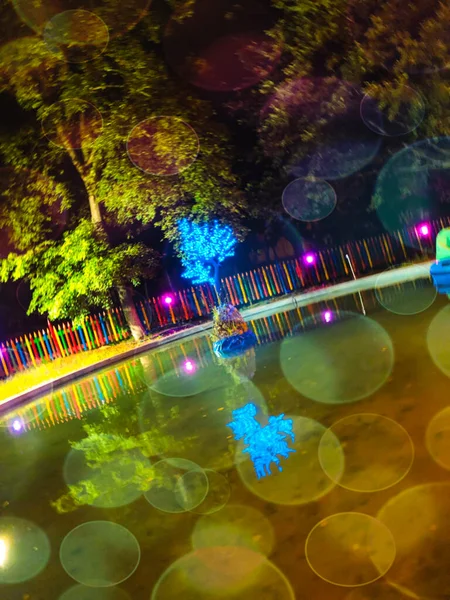 Mtatsminda公园的喷泉在晚上 第比利斯是休息的最好地方 高质量的照片 气泡效应 — 图库照片