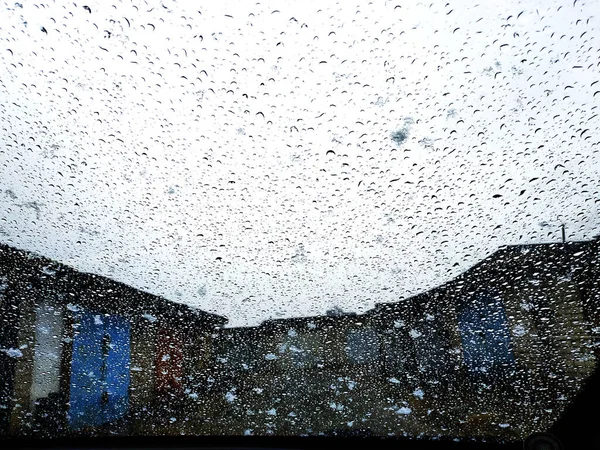 Yağmurlu Bir Gün Arabanın Camına Yağmur Damlaları Damlıyor — Stok fotoğraf