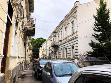TBILISI, GEORGIA - 7 Temmuz 2019: bir sürü arabalı güzel ferah cadde. Trafik vardı..