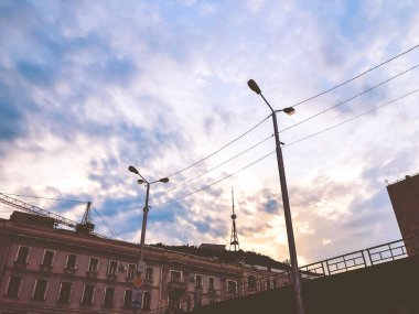 Yaz günlerinde eski Tiflis mimarisi, kapıları ve dış dekorasyonu