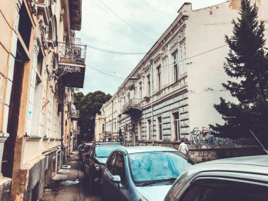 TBILISI, GEORGIA - 7 Temmuz 2019: bir sürü arabalı güzel ferah cadde. Trafik vardı..