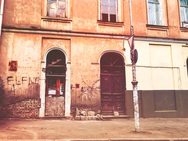 古いトビリシの建築 ドアや外装の装飾 — ストック写真