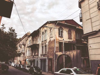  Bir sürü arabası olan güzel geniş bir cadde. Trafik vardı.