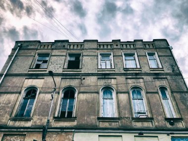Yaz günlerinde eski Tiflis mimarisi, kapıları ve dış dekorasyonu