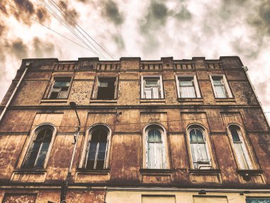 Yaz günlerinde eski Tiflis mimarisi, kapıları ve dış dekorasyonu