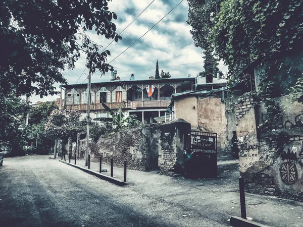 Alte Tiflis-Architektur, Türen und Außendekoration an Sommertagen — Stockfoto
