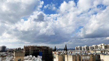  Pencereden bak. Mavi gökyüzü ve beyaz bulutlar üzerinde şehir manzarası. Yüksek kalite fotoğraf.