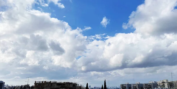 Vista Janela Vista Cidade Sobre Céu Azul Nuvens Brancas Foto — Fotografia de Stock