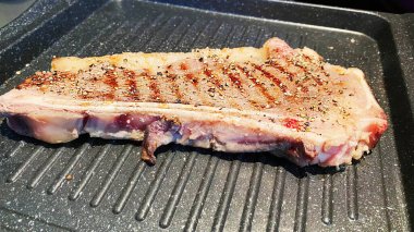 Etin lezzetli yazısı fırında pişiyor. Yüksek kalite fotoğraf.