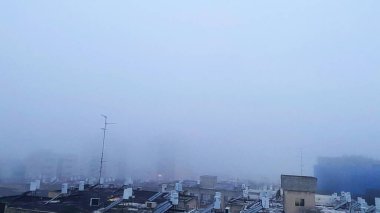 Binanın çatısından bak. Şehrin üzerinde sis var. Yüksek kalite 4k görüntü