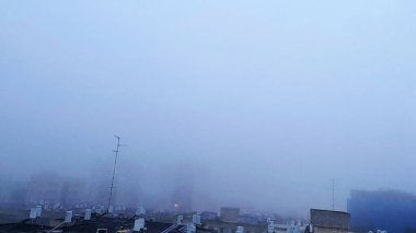 Binanın çatısından bak. Şehrin üzerinde sis var. Yüksek kalite 4k görüntü