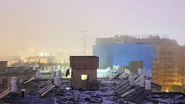 Kilátás Épület Tetejéről Köd Borítja Várost Kiváló Minőségű Felvételek — Stock Fotó