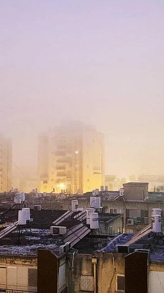 Vista Telhado Edifício Nevoeiro Sobre Cidade Imagens Alta Qualidade — Fotografia de Stock