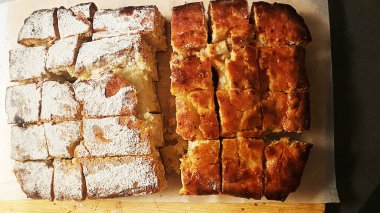 Kuru üzümlü taze pişmiş lezzetli kek. Yüksek kalite fotoğraf.