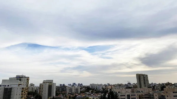 Θέα Από Την Οροφή Του Κτιρίου Συννεφιασμένος Ουρανός Πάνω Από — Φωτογραφία Αρχείου